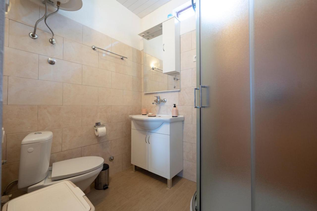 Studio Apartman Ema 2 Gornji Karin Exteriör bild