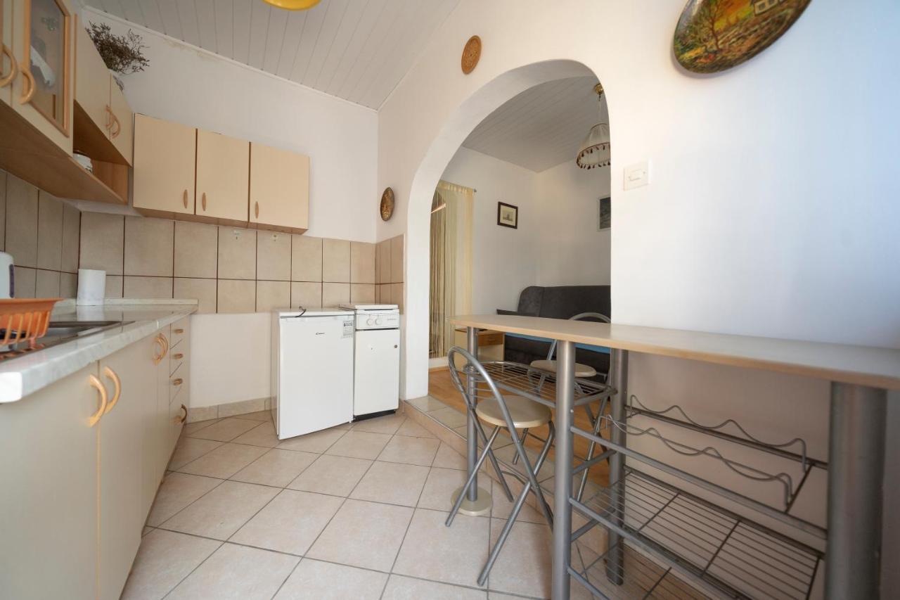Studio Apartman Ema 2 Gornji Karin Exteriör bild