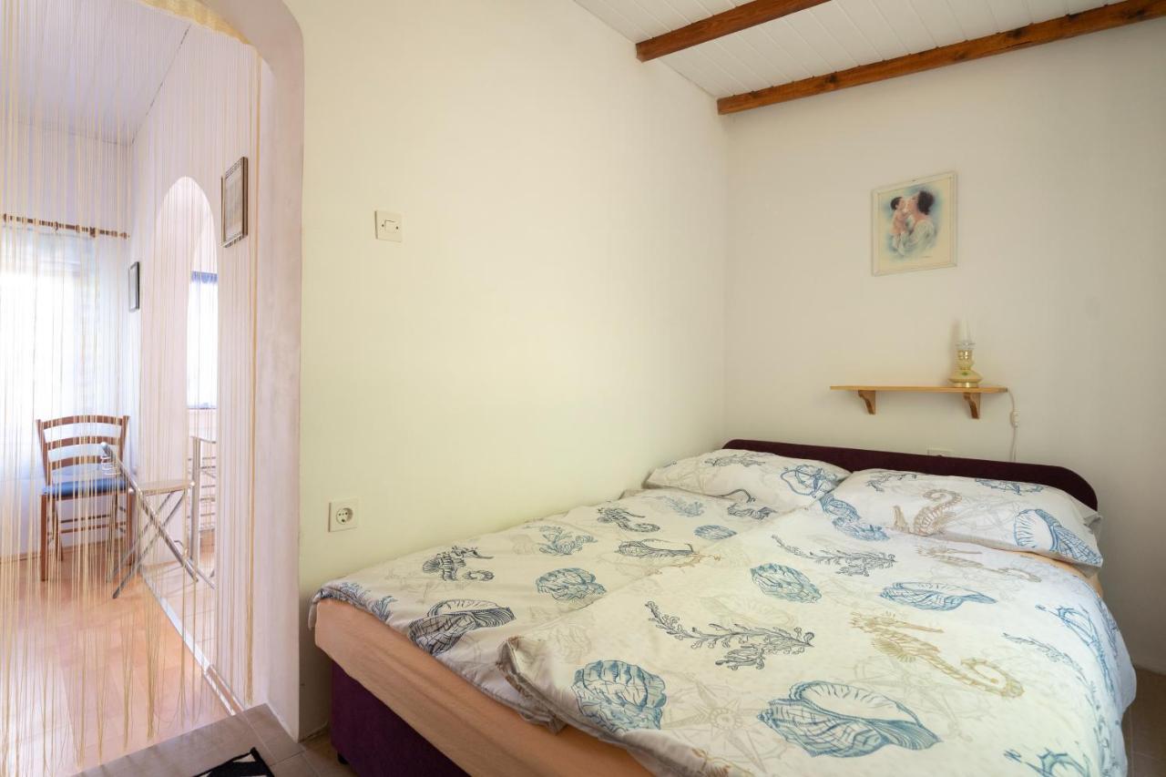 Studio Apartman Ema 2 Gornji Karin Exteriör bild